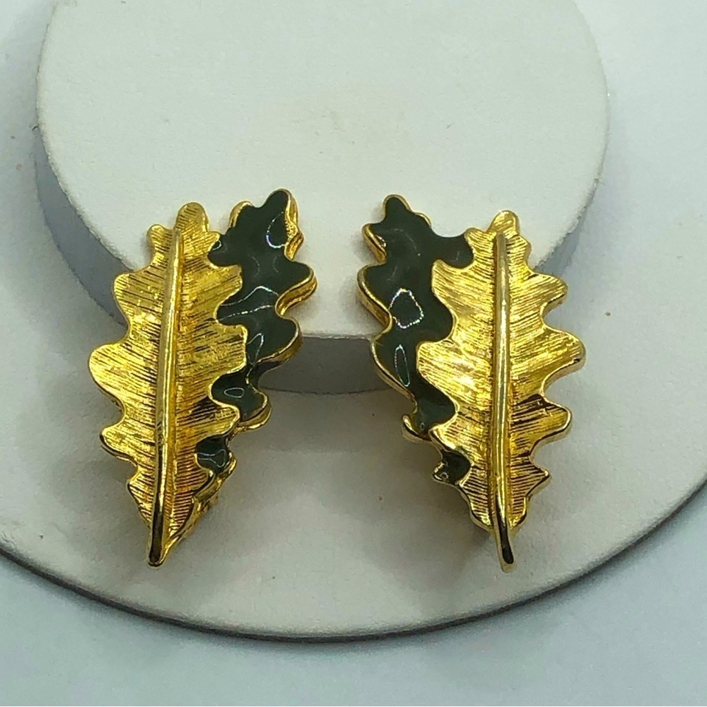 Vtg Gold Tone Green Enamel Oak Leaf Leaves Clip On Earrings 1.2”